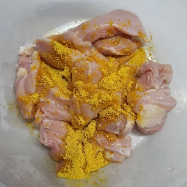 Campur ayam dengan bumbu marinasi. Aduk sampai rata. Diamkan 10 menit.