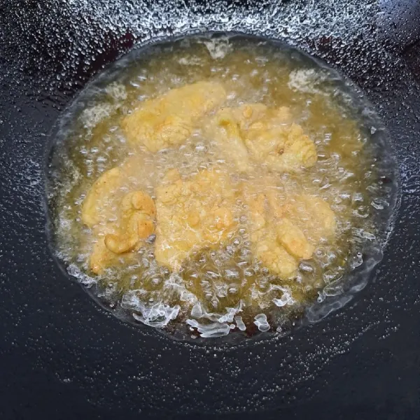 Goreng ayam sampai matang kecoklatan. Angkat dan tiriskan.