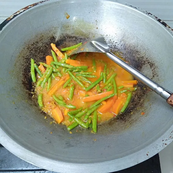 Masukkan wortel dan buncis aduk rata dan tambahkan air secukupnya dan masak sampai wortel dan buncis setengah matang, koreksi rasa.
