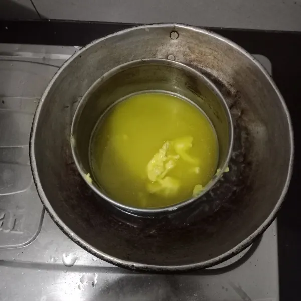 Lelehkan margarin, lalu campur dengan minyak.