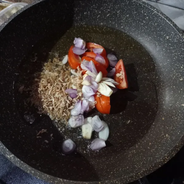 Tumis bawang merah, bawang putih, tomat, dan rebon sampai matang