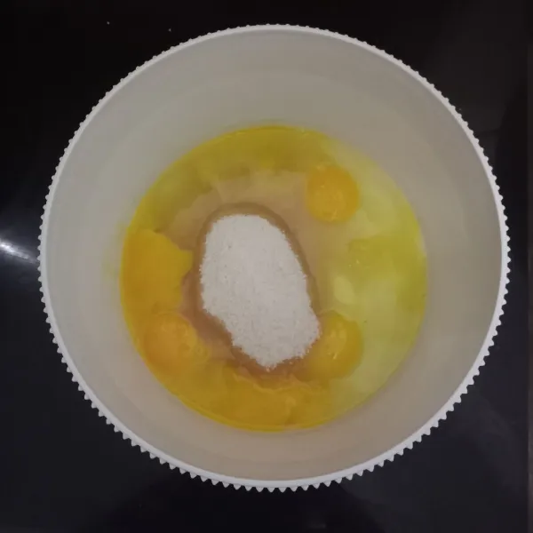 Masukan telur, gula, SP dalam wadah.