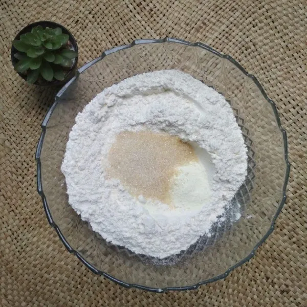 Dalam mangkuk campur tepung terigu, gula pasir, dan susu bubuk kemudian tuang air perlahan aduk hingga rata.