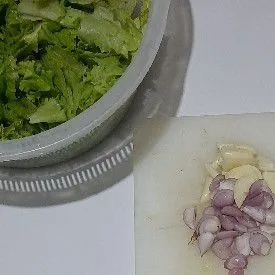Potong-potong selada, cuci bersih, kemudian iris bawang merah dan bawang putih