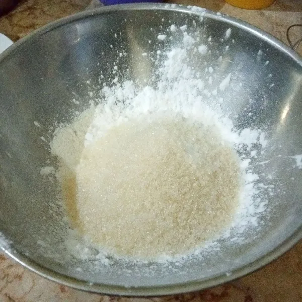 Campur dan aduk rata tepung terigu, tapioka, dan gula pasir.