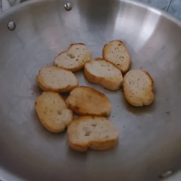 Balik roti baguette dan lelehkan 25 gram mentega lagi.
