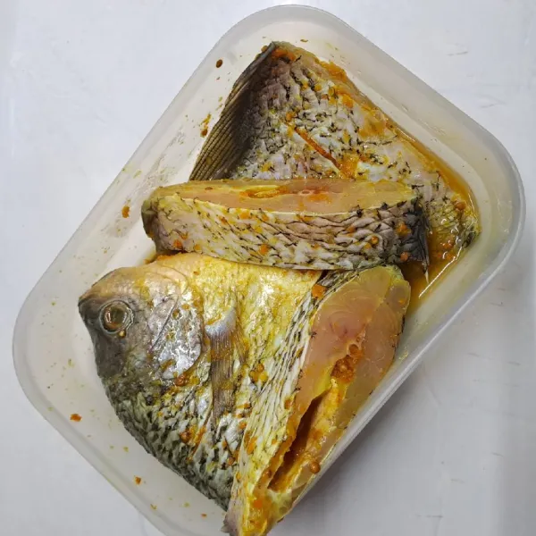 Bersihkan ikan dari kotoran dan sisiknya. Potong 4 bagian, kemudian marinasi dengan bumbu instan. Aduk sampai terbalur rata. Diamkan 10 menit.