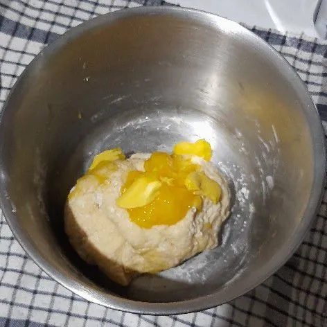 Kemudian masukkan garam dan juga butter/margarin, uleni hingga kalis elastis