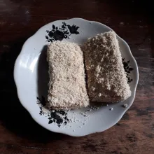 Campurkan terigu dan air secukupnya, aduk rata. Celupkan roti ke dalam adonan dan gulingkan di atas tepung roti sambil ditekan - tekan.