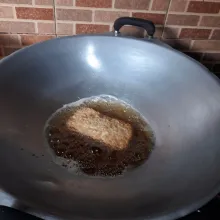 Goreng dalam minyak panas api sedang hingga kecoklatan, cukup 1 kali balik saja. Angkat dan tiriskan. Lebih enak disajikan selagi panas dengan cocolan saos.