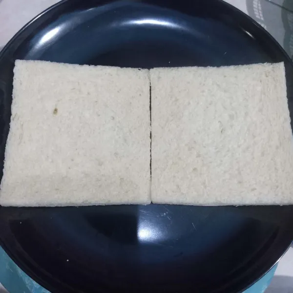 Siapkan roti tawar dan letakkan di atas pan.