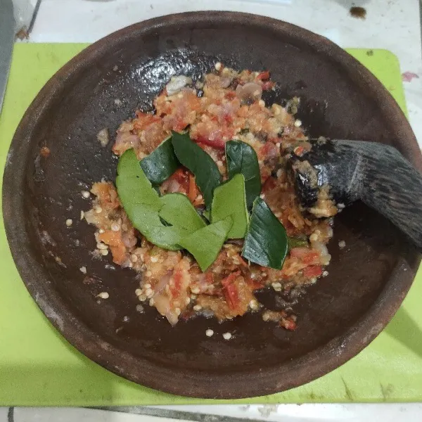 Haluskan bahan bumbu.