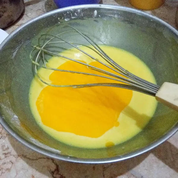 Tambahkan margarin yang sudah dicairkan, aduk rata kembali.