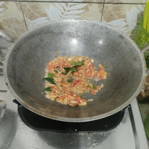 Tumis bumbu sampai harum, tambahkan garam dan kaldu bubuk. Beri air secukupnya.