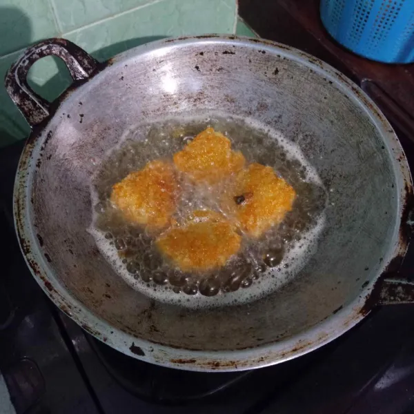 Goreng dengan minyak panas hingga matang.