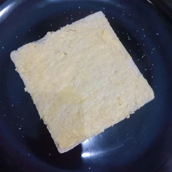 Oles kedua sisi dengan margarin.