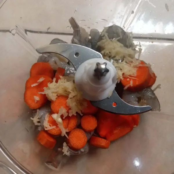 Haluskan udang, wortel dan bawang putih.