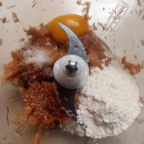 Masukkan telur, terigu, lada, garam, dan kaldu bubuk udang.
