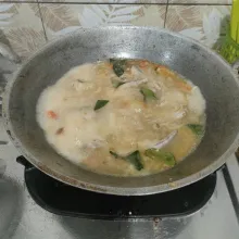 Tambahkan air yang banyak, masak sampai ceker matang dan bumbu meresap.