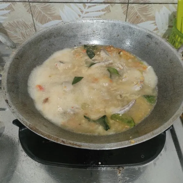 Tambahkan air yang banyak, masak sampai ceker matang dan bumbu meresap.