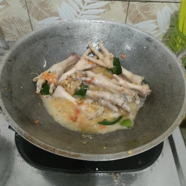 Masukkan ceker, aduk sampai ceker berubah warna.