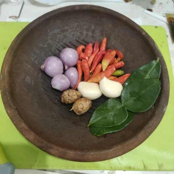 Siapkan bahan bumbu.