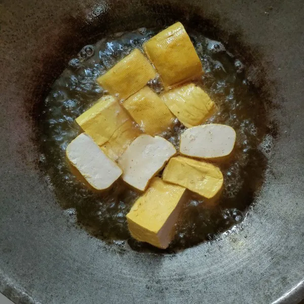 Goreng tahu sampai kuning kecoklatan.