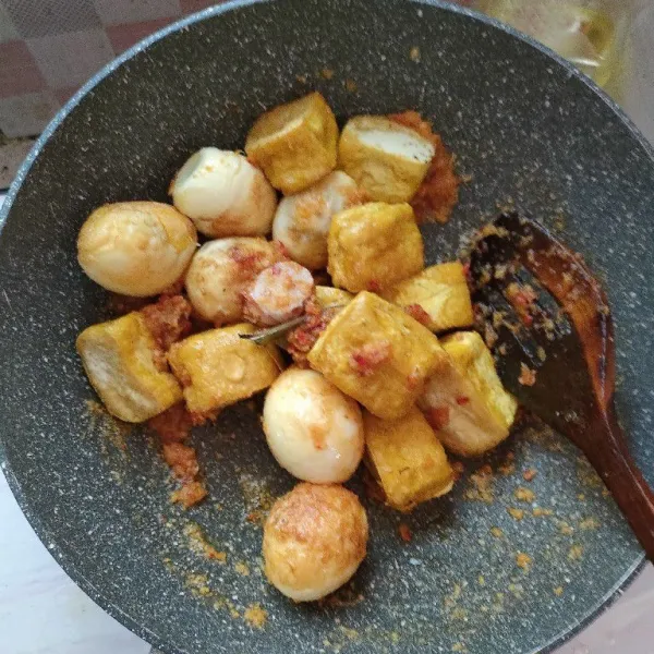 Masukkan telur dan tahu, aduk merata.