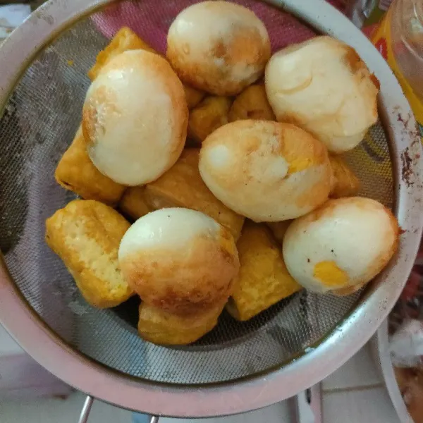 Goreng telur hingga kecoklatan, sisihkan dahulu.