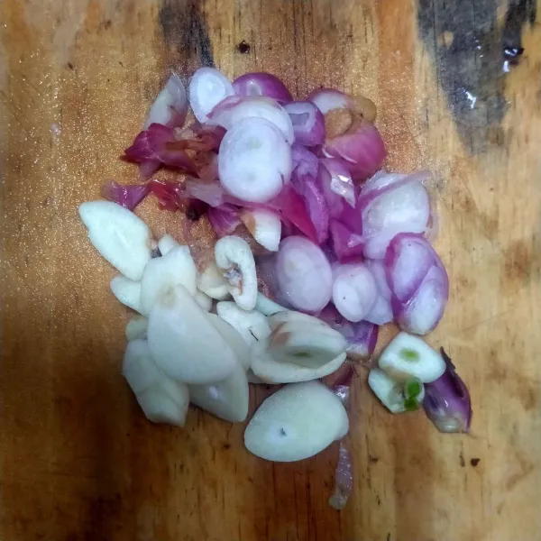 Siapkan bawang merah, bawang putih iris.