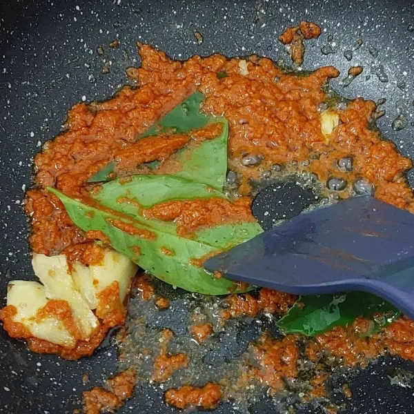 Tumis bumbu halus, daun salam, daun jeruk dan lengkuas hingga wangi.
