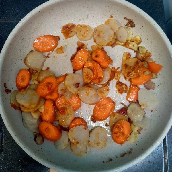 Maaukkan irisan bakso dan wortel.