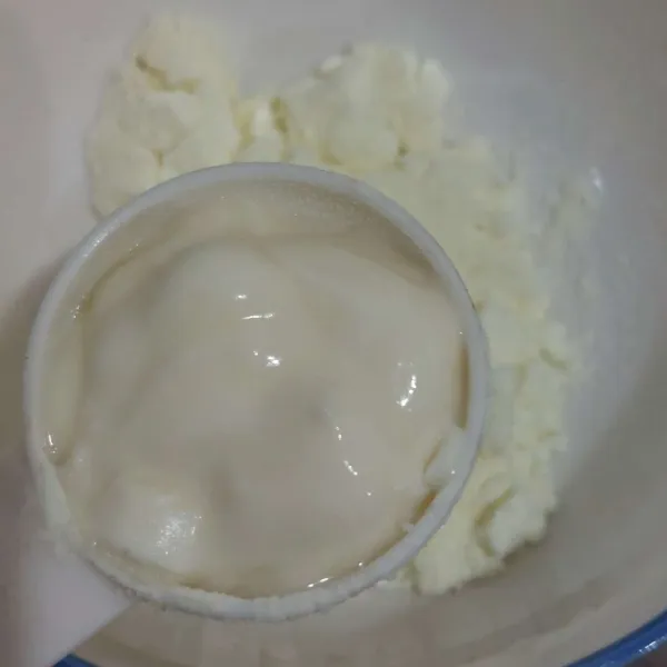 Campur yogurt dan susu bubuk.