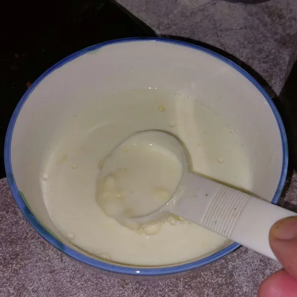 Tambahkan beberapa sendok susu cair untuk melarutkan.