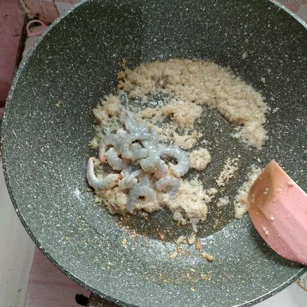 Masukkan udang, aduk merata.