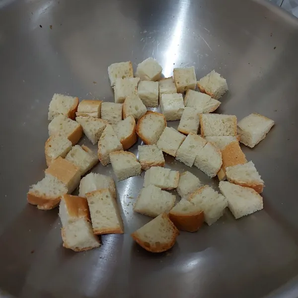 Tata roti di atas wajan, diamkan kurang lebih 5 menit menggunakan api kecil.