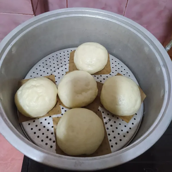 Panaskan kukusan sampai beruap, lalu kecilkan apinya (api sedang). Masukkan bakpao lalu kukus selama 10 menit (bungkus tutup kukusan dengan kain bersih). Kalau sudah 10 menit, buka dulu sedikit tutup kukusan supaya bakpao tidak mengkerut. Kira-kira 1 menit setelah itu baru dibuka.