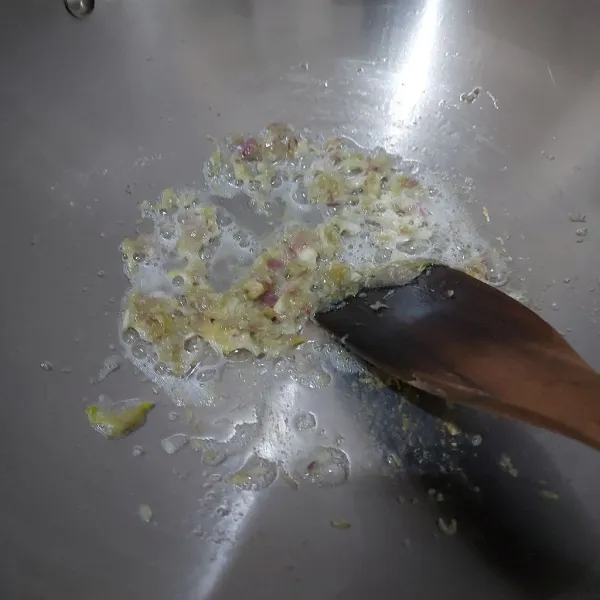 Tumis bawang merah dan bawang putih hingga harum dan layu. Angkat dan tuangkan ke dalam bahan-bahan adonan perkedel talas.