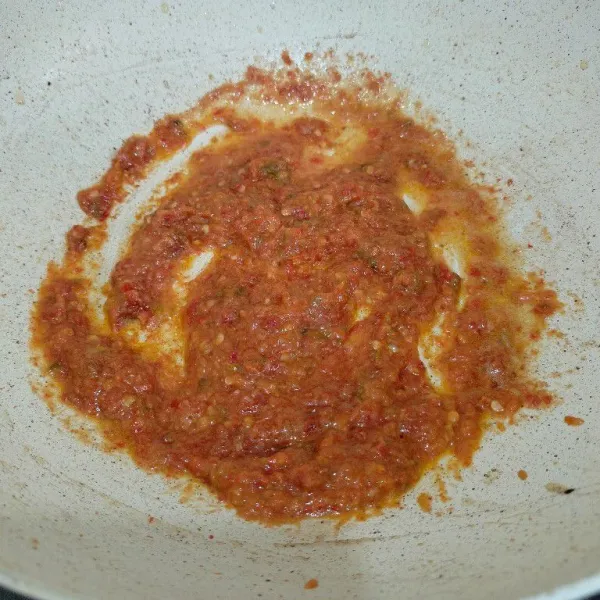 Tumis bahan sambal terasi, lalu beri garam, kaldu bubuk, dan gula pasir, masak sebentar dan koreksi rasa. Sambal terasi siap dinikmati bersama ikan tenggiri goreng