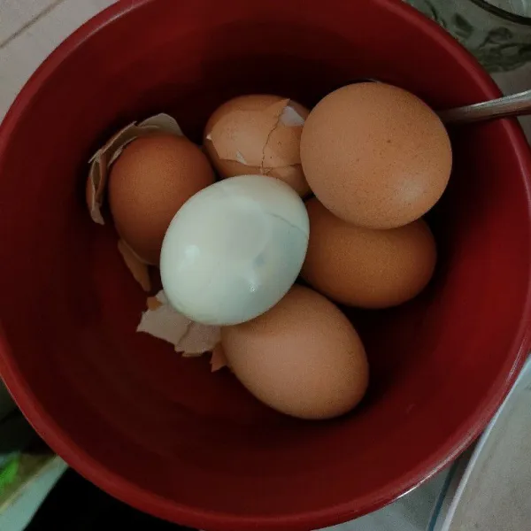 Kupas cangkang telur.