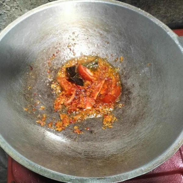 Panaskan minyak, lalu tumis bumbu halus tadi bersama potongan tomat dan daun salam. Masak keduanya sampai harum.