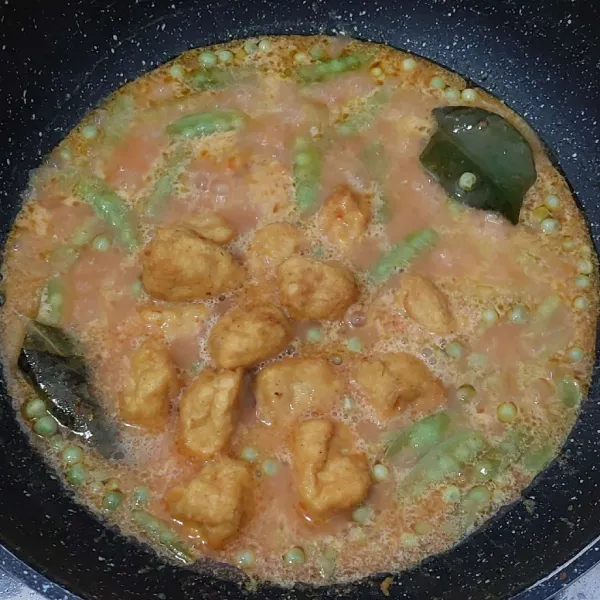Tambahkan ayam giling goreng, masak hingga kuah mengental, tambahkan seasoning 1. Hidangkan.