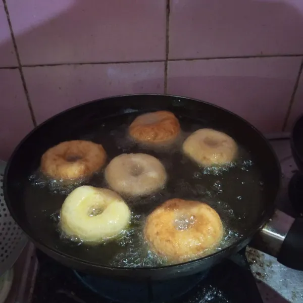 Goreng donat di minyak yang sudah dipanaskan sampai matang. Angkat dan tiriskan.