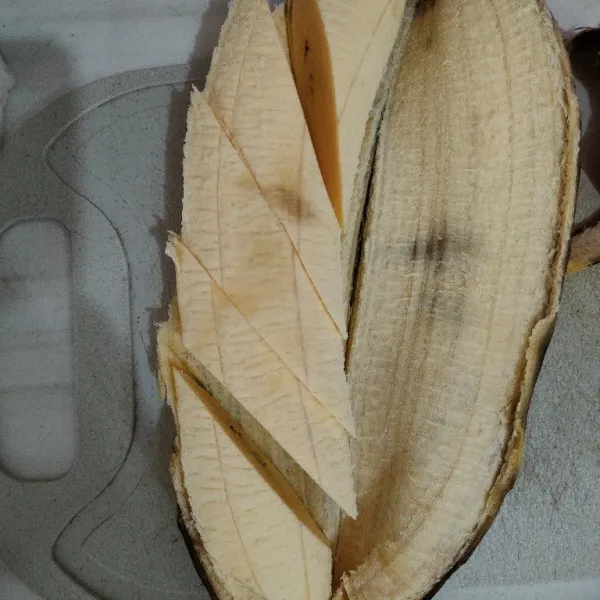 Potong serong pisang tanduk atau sesuai selera.