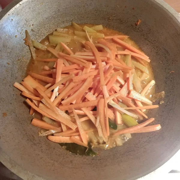 Masukan labu siam dan wortel masak hingga agak empuk kemudian baru masukan buncis. Masak sampai matang.