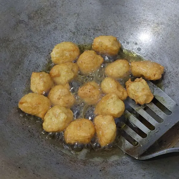 Ambil 1 sdt, bulatkan dengan dua sendok, goreng hingga matang.