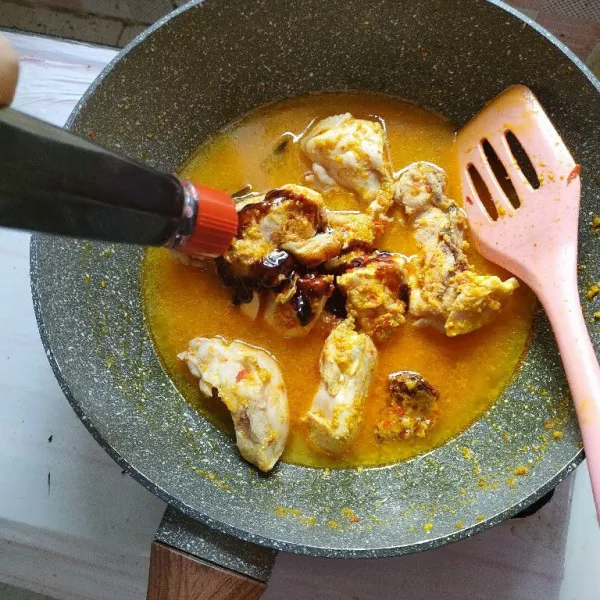 Tambahkan garam, gula merah, kaldu ayam bubuk dan kecap manis.