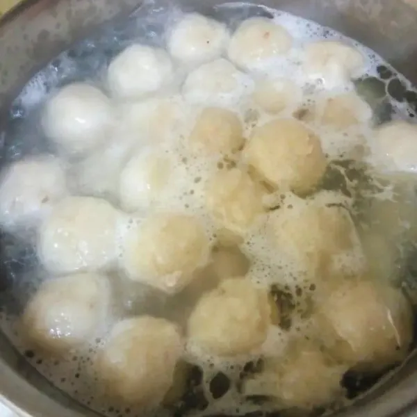 Rebus bakso ke dalam air yang sudah mendidih tunggu sampai bakso mengapung.