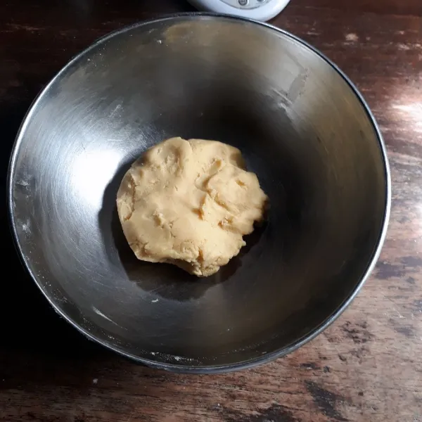Kulit dalam (B) : campurkan terigu dan margarin, uleni hingga rata.