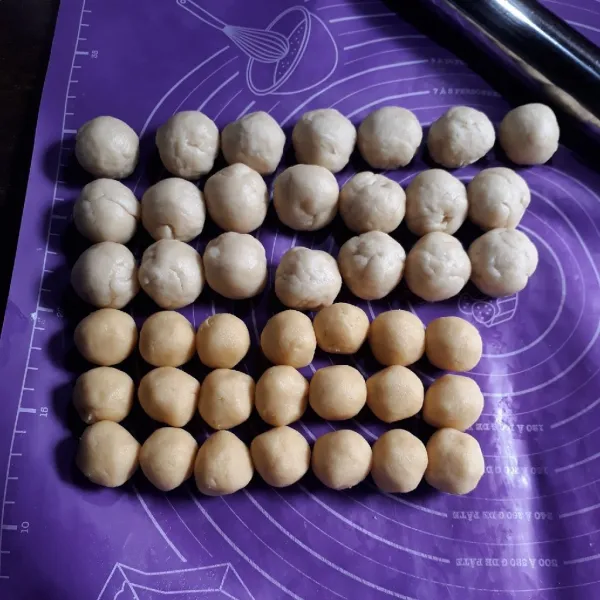 Bagi masing - masing kulit A dan B menjadi 20 buah, bulatkan.